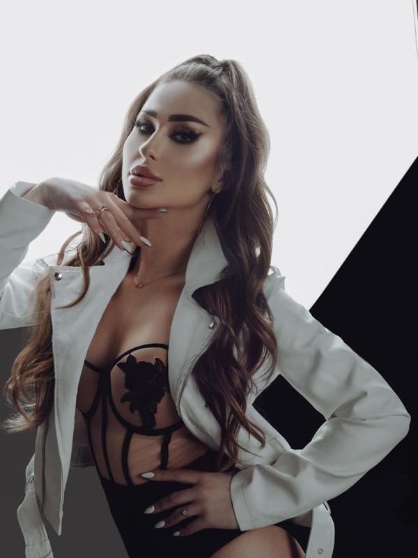 Elektra Skye Unveils Passionate Moments of Unforgettable Connection 2 Mis Fotos